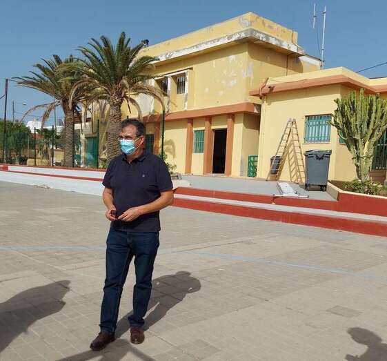 El concejal de Educación, Juan Francisco Artiles, en el colegio reformado/TA.